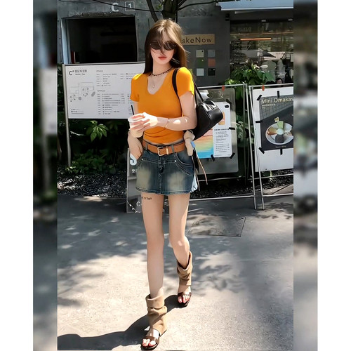 显白设计感美式辣妹V领短袖T恤女2026年夏季多巴胺修身显瘦上衣潮