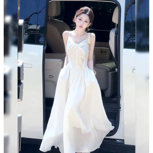绝美女神范温柔风氛围感吊带连衣裙女2026年夏季日常收腰A字长裙