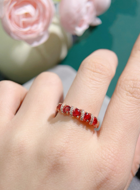 天然红蓝宝戒指，晶体全净火彩爆闪，S925银精工镶嵌3mm