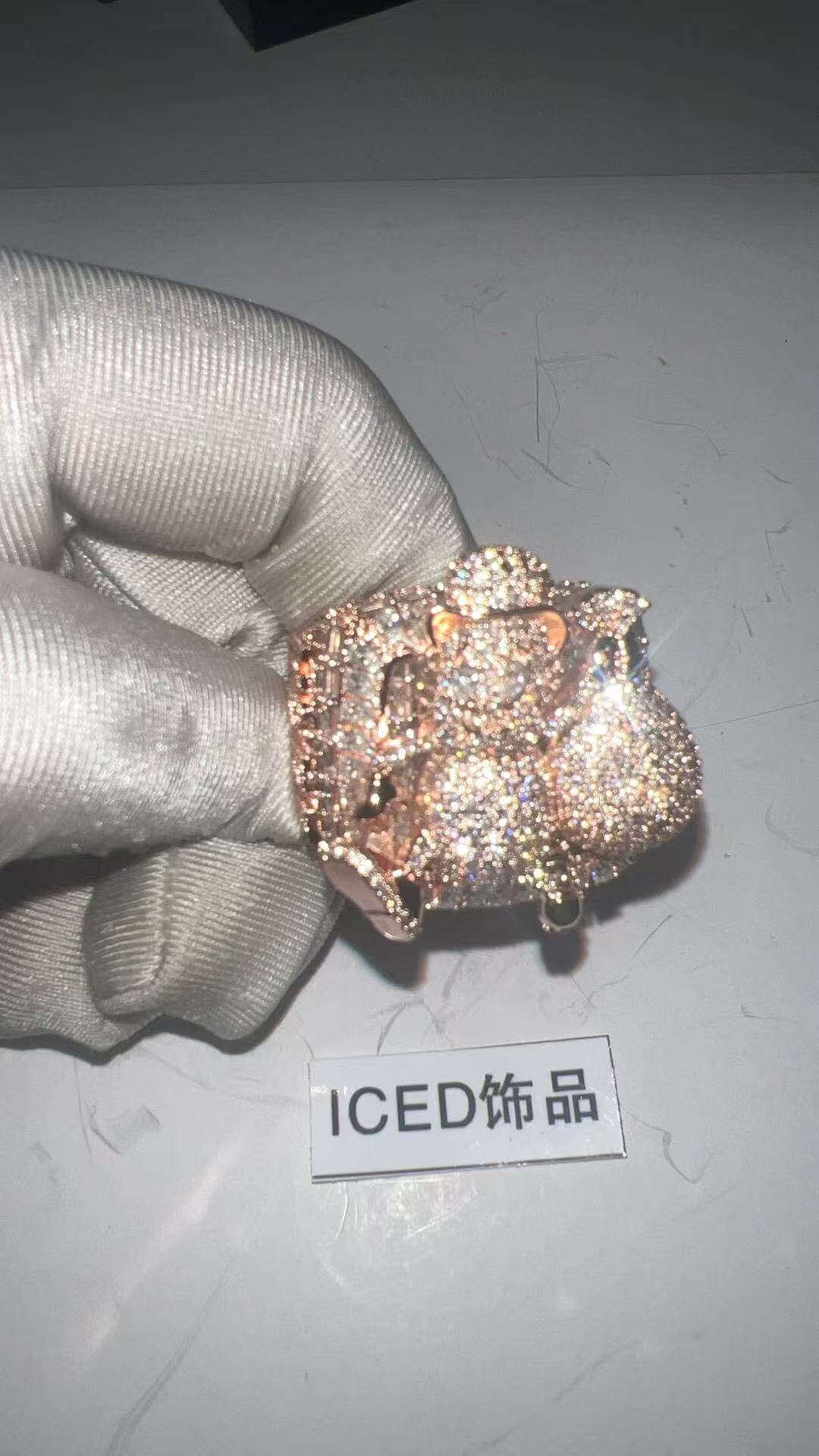 ICED饰品定制人物提钱袋满钻镶嵌玫瑰金戒指