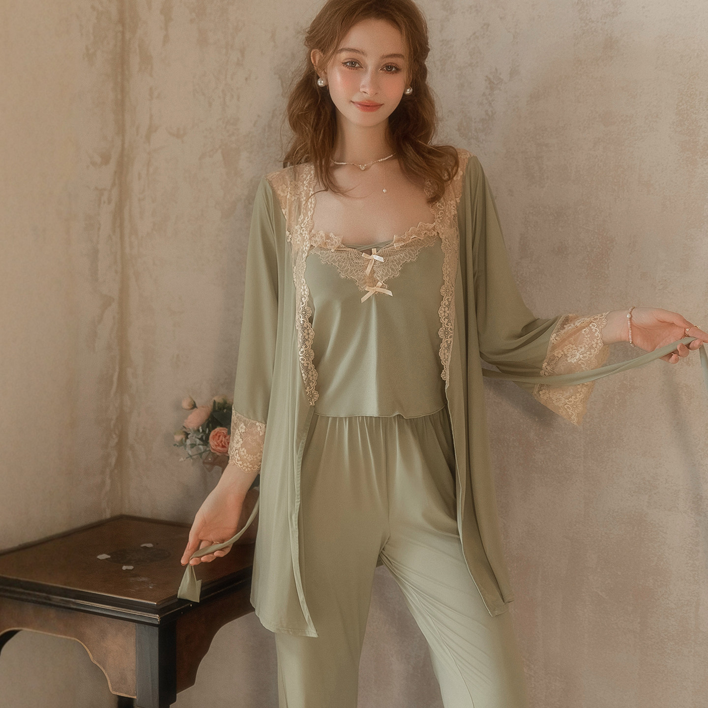 性感睡衣女款秋春2026新款带胸垫牛奶丝吊带长裤睡袍三件套装秋季