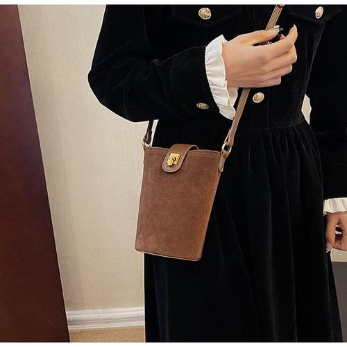 卡瓦路磨砂软皮手机包新品上市