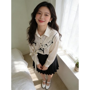 KEIKO 流光缎感斜襟白色衬衫2026春季新中式系带萌猫刺绣长袖上衣