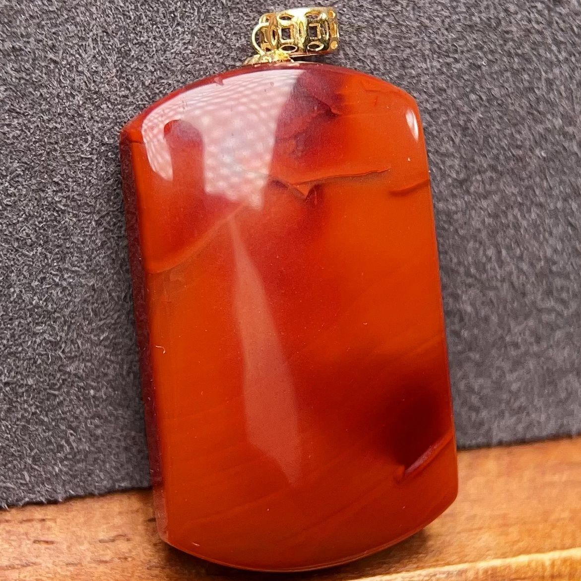 246C43-3凉山瓦西料南红牛血红18k金镶嵌平安无事牌吊坠