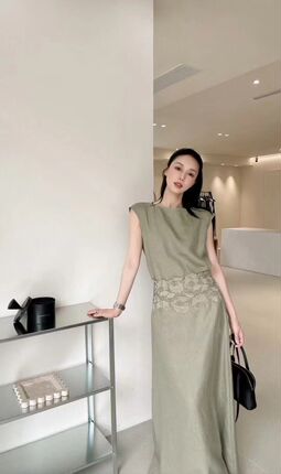 深圳南油2026夏季新款女装无袖收褶上衣+绣花半身裙两件套