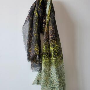 Bershka春秋季蛇纹印花女生丝巾薄款围巾