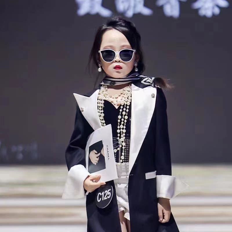 儿童模特走秀时尚气质黑白风衣
