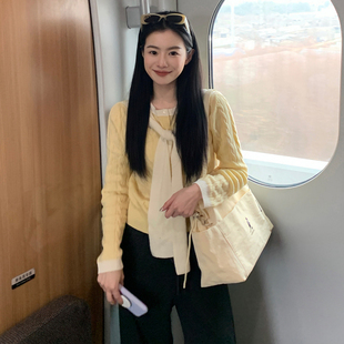 ELLE嫩黄色羊毛针织开衫女法式绞花设计感2026春季新款飘带领毛衣