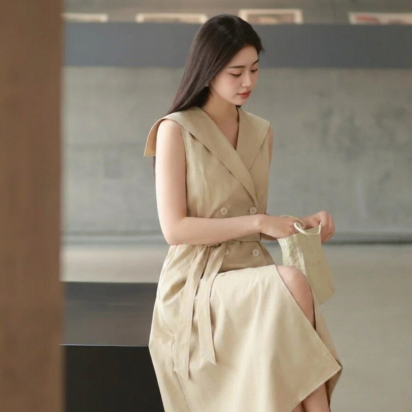 ELLE大翻领不规则无袖风衣式连衣裙女2026夏季新款设计感a字长裙