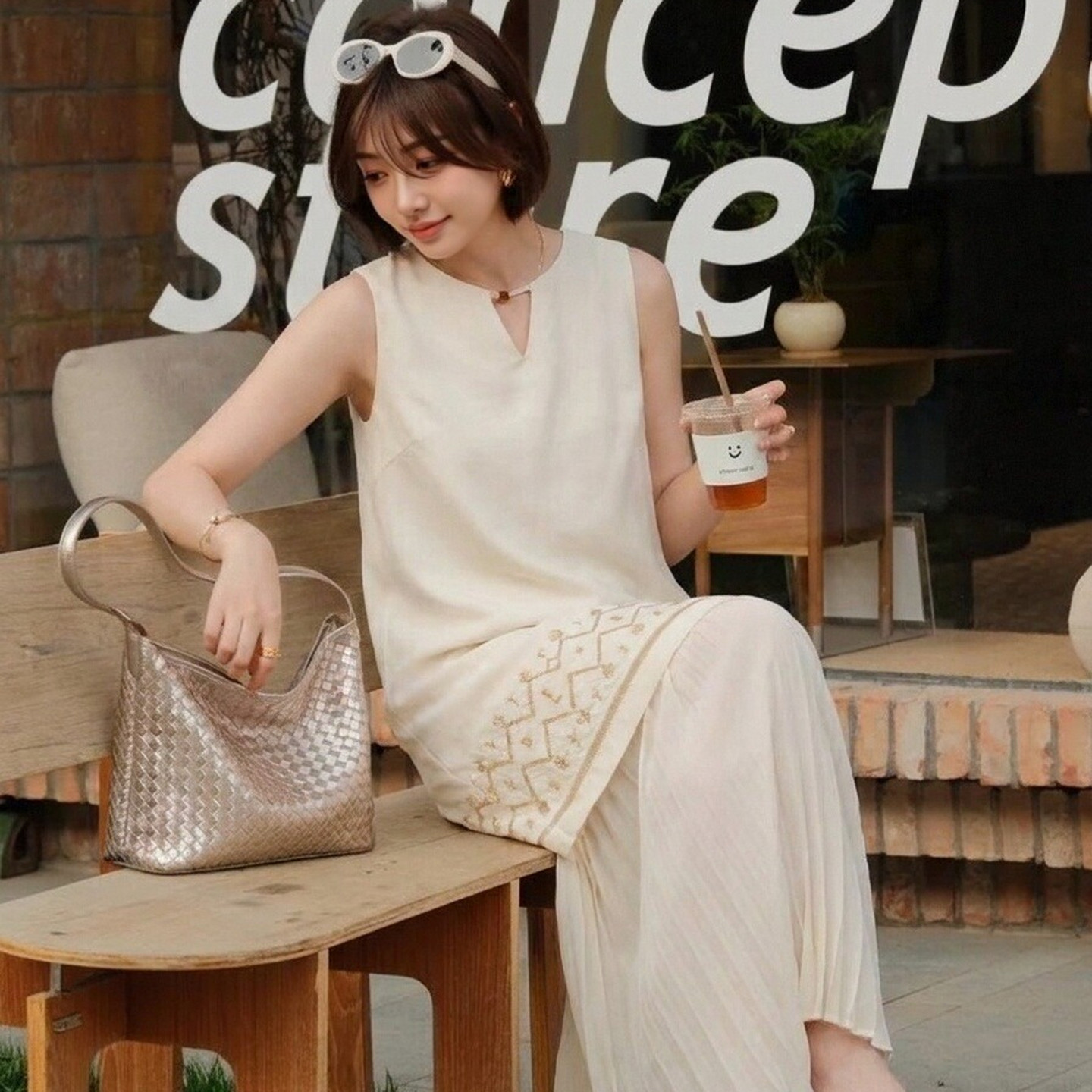 ELLE法式亚麻刺绣v领无袖连衣裙图片