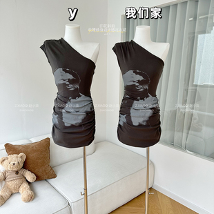 柒月末 印花斜肩收腰修身设计感针织连衣裙女夏季包臀短裙裙子