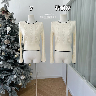 柒月末 优雅如你*阿兰花织法圆领拼色针织衫上衣下摆可开叉毛衣