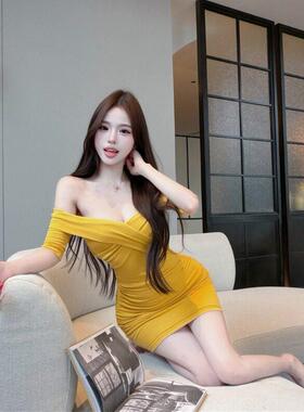性感辣妹交叉一字肩连衣裙女夏季收腰显身材包臀裙子气质黄色短裙