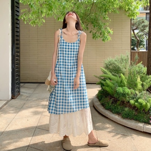蓝色俏皮格纹连衣裙女夏季高级感甜美风减龄蕾丝拼接假两件吊带裙图片
