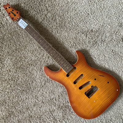 美国品牌 小双摇电吉他半成品无配件桃花芯枫木虎纹22品DIY 瑕疵