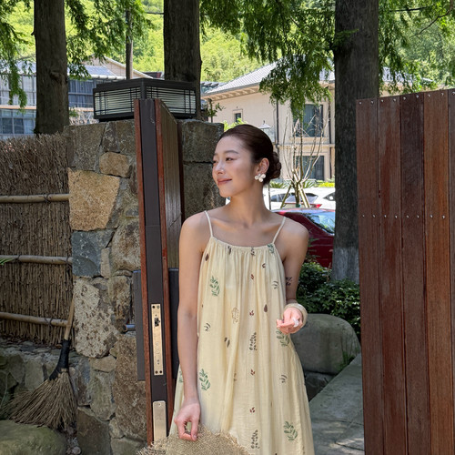 MOOTEA-夏季新款女休闲度假精致通勤百搭吊带花连衣裙连衣裙27812
