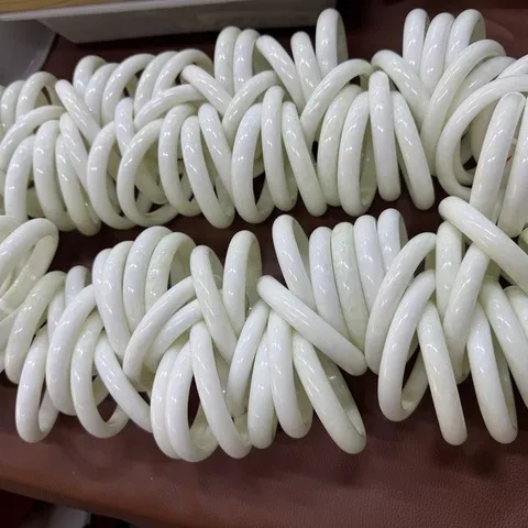 骨质几乎大口径手镯纯白白玉白手镯瓷白岫玉