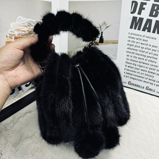 新款 水貂毛小水桶黑色水貂加革条包包女皮草包轻奢百搭斜跨手拎包