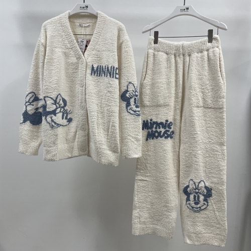 亲嘴猫迪士尼软糯半边绒休闲卡通可外穿女士V领家居服套装BD69227