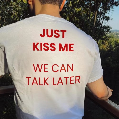 just Kiss Me We Can Talk Later 吻我吧我们以后再聊字母印花T恤