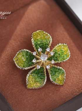 高档微镶渐变绿色水晶五叶花胸针女轻奢高级感气质百搭秋冬配饰