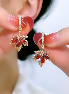 红色枫叶耳环2023新款耳坠气质百搭秋冬小众耳扣女耳夹无耳洞耳饰