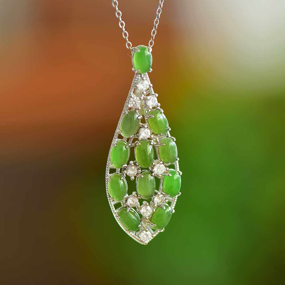 925银镶和田碧玉蛋面琵琶满锆吊坠