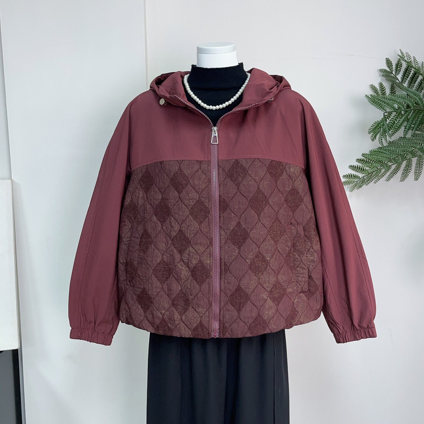 中年女减龄休闲短款连帽拼接外套