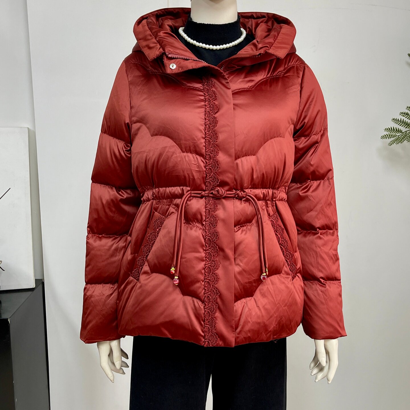 红色连帽收腰羽绒服女妈妈装棉服