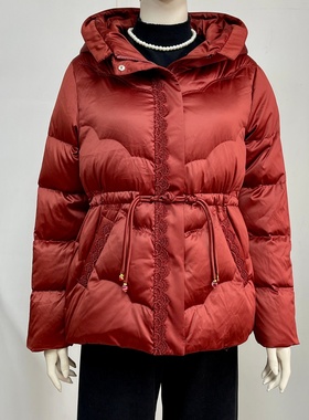 红色连帽收腰羽绒服女妈妈装2025冬款中老年花边盘扣保暖棉服外套