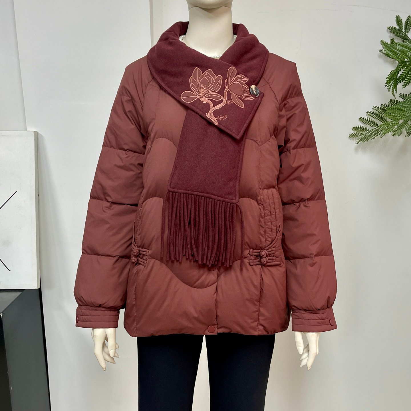 妈妈装围巾款羽绒服女2025冬季中老年时尚保暖气质减龄红棉服外套