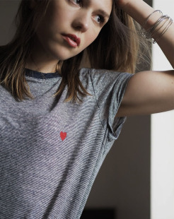23年夏季法式小众复古文艺圆领爱心刺绣条纹亚麻宽松短袖T恤上衣