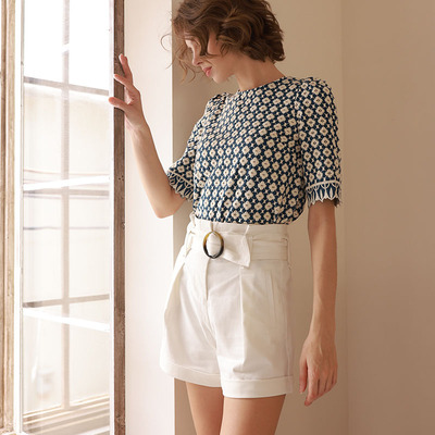 轻奢满幅刺绣圆领直筒泡泡袖上衣