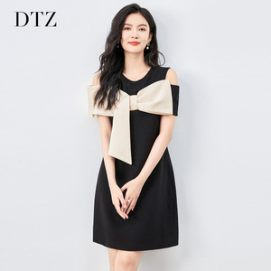 撞色大蝴蝶结露肩连衣裙女夏季2024新款圆领时尚减龄气质小礼服裙