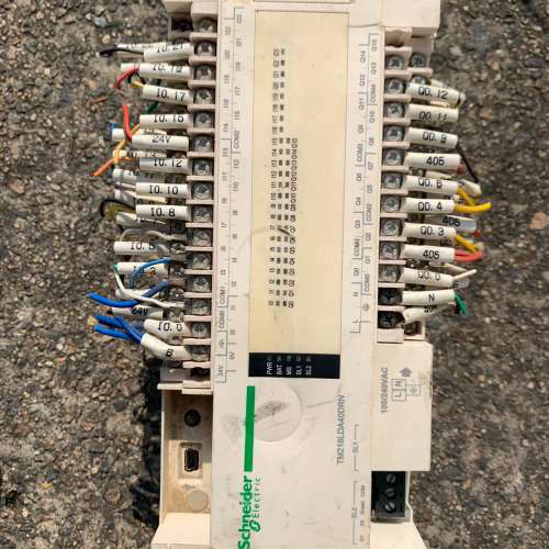 PLC、TM218LDAE40DRN外壳有破损，功能o