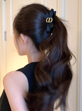 简约猪鼻子字母CD金属黑色蝴蝶结香蕉夹女后脑勺马尾发夹2026新款