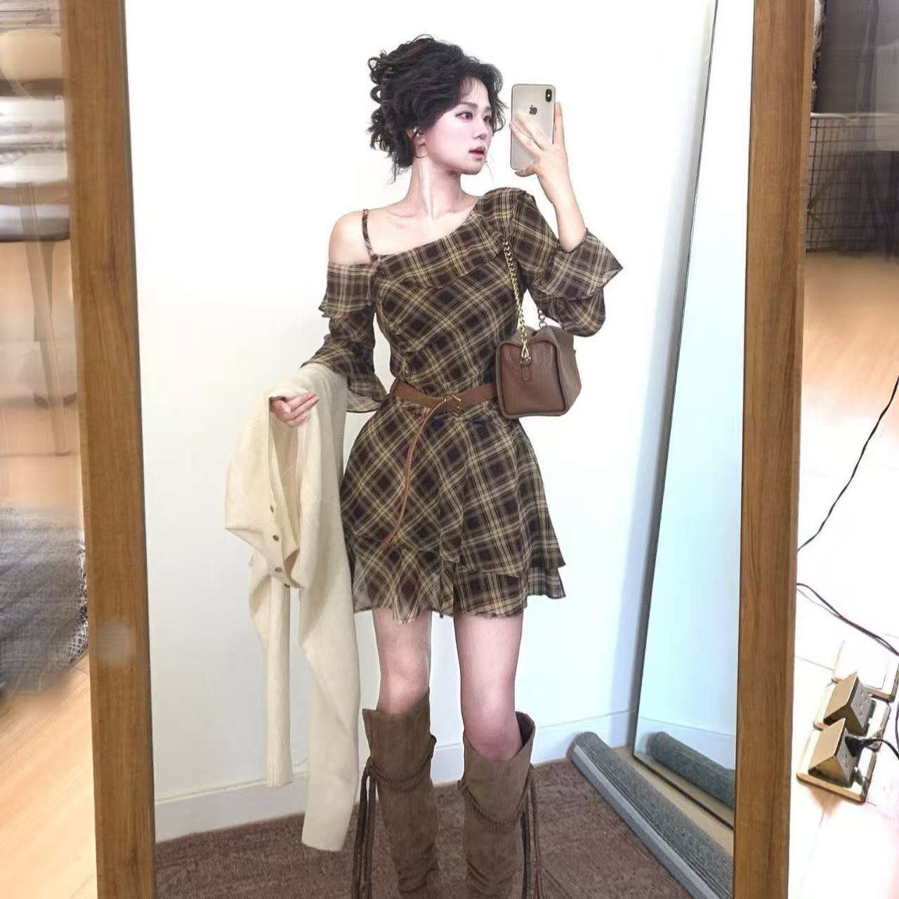 法式复古荷叶边格纹露肩连衣裙女春秋美拉德吊带裙不规则收腰短裙