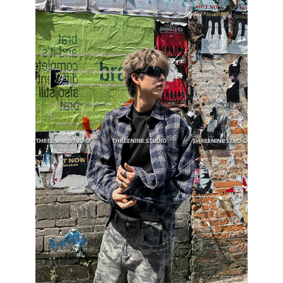 蓝色格子衬衫男女街头时髦