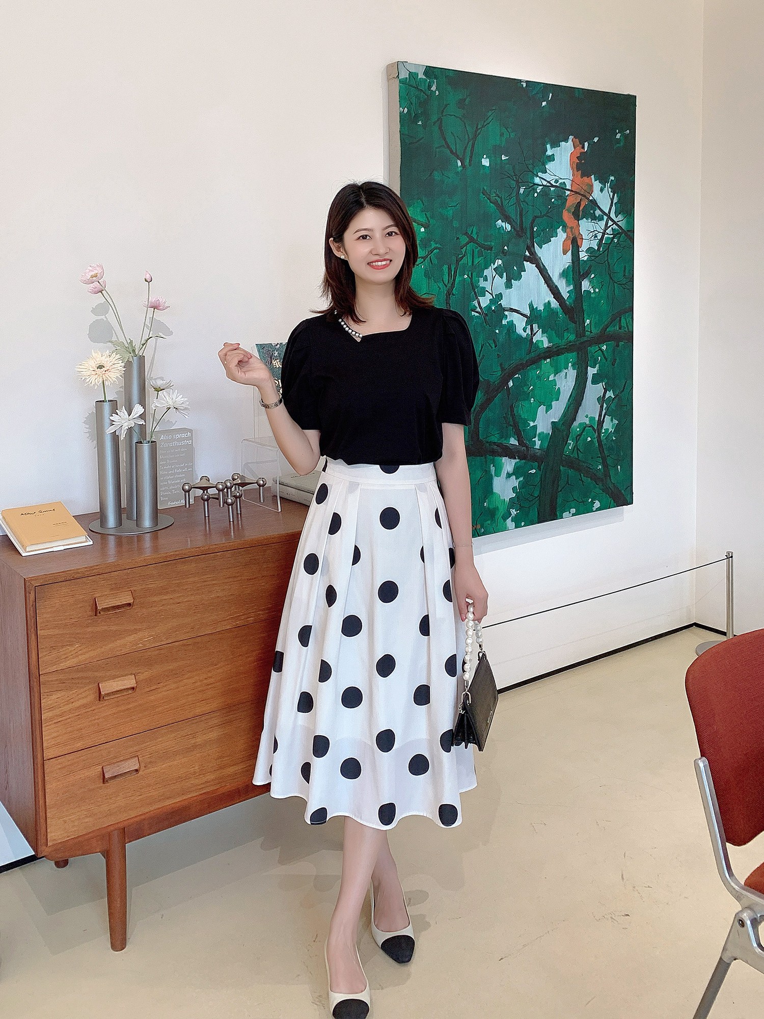 紫璐莱跃动巴黎~珍珠装饰设计感方领泡泡袖黑色显瘦T恤上衣女207W