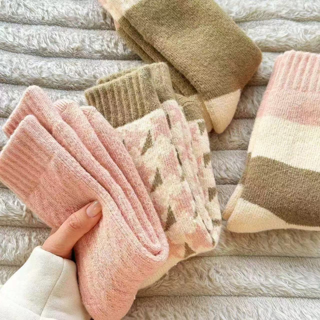 袜子女秋冬中筒袜加厚保暖毛圈袜居家地板袜韩潮ins风长筒袜纯棉