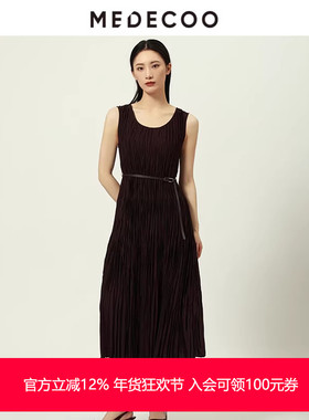 MEDECOO/墨蒂珂2025秋冬新款女百褶雪纺优雅无袖连衣裙MJQ90102