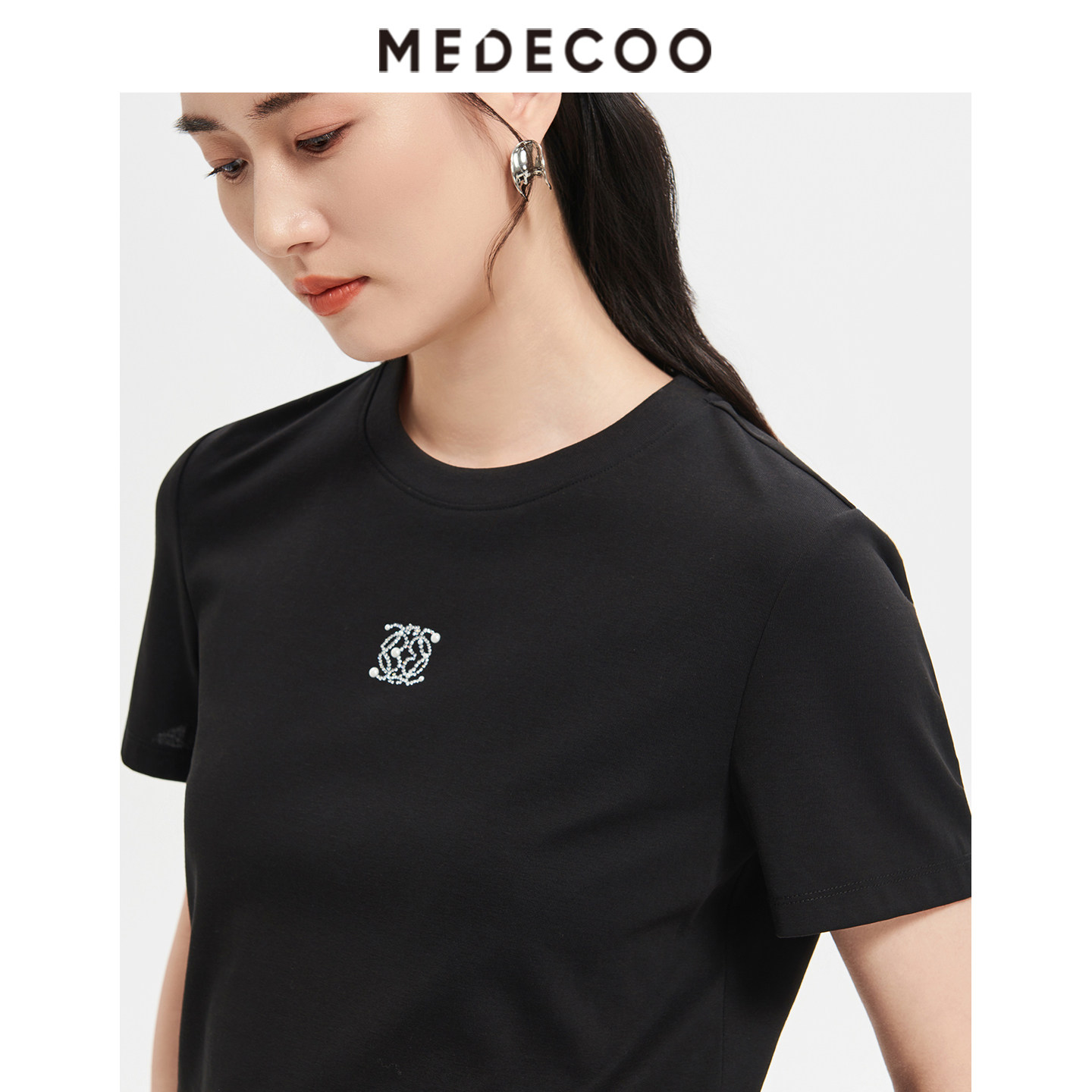 MEDECOO/墨蒂珂2026夏季新款女装钉钻棉质弹力简约T恤套头衫上衣