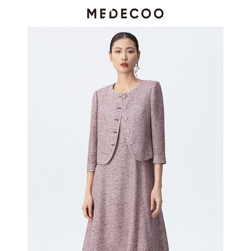 墨蒂珂香风圆领钉珠单排扣短外套