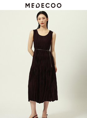 MEDECOO/墨蒂珂2025秋冬新款女百褶雪纺优雅无袖连衣裙MJQ90102