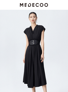 MEDECOO/墨蒂珂2025夏新款 短袖V领小黑裙女式伞摆连衣裙MJX90216