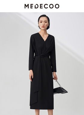 MEDECOO/墨蒂珂秋新款 收腰系带长袖V领连衣裙小黑裙MHQ90415