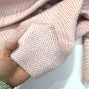 清新淡粉色粗人字纹图案顺毛兔绒羊毛料面料 秋冬 柔软 垂坠 布料