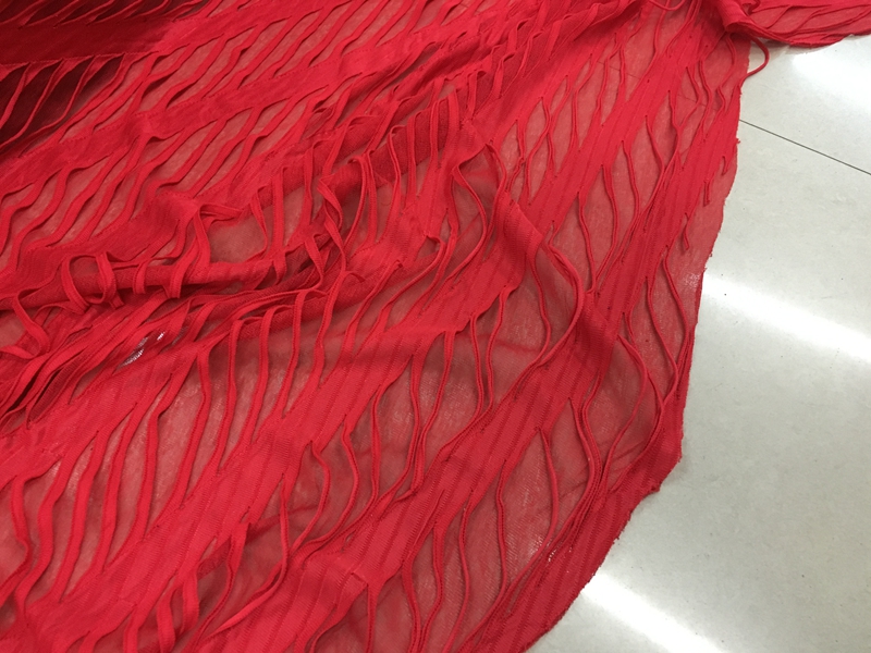 大红色斜纹条纹图案镂空破洞针织时装面料 春夏 连衣裙 服饰 布料