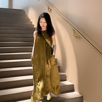 夏季海边度假沙滩长裙子法式高级感丝绸缎面露肩无袖吊带连衣裙女