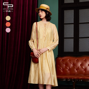 一城画一秋季新款气质文艺风系带领口设计灯笼袖长款连衣裙